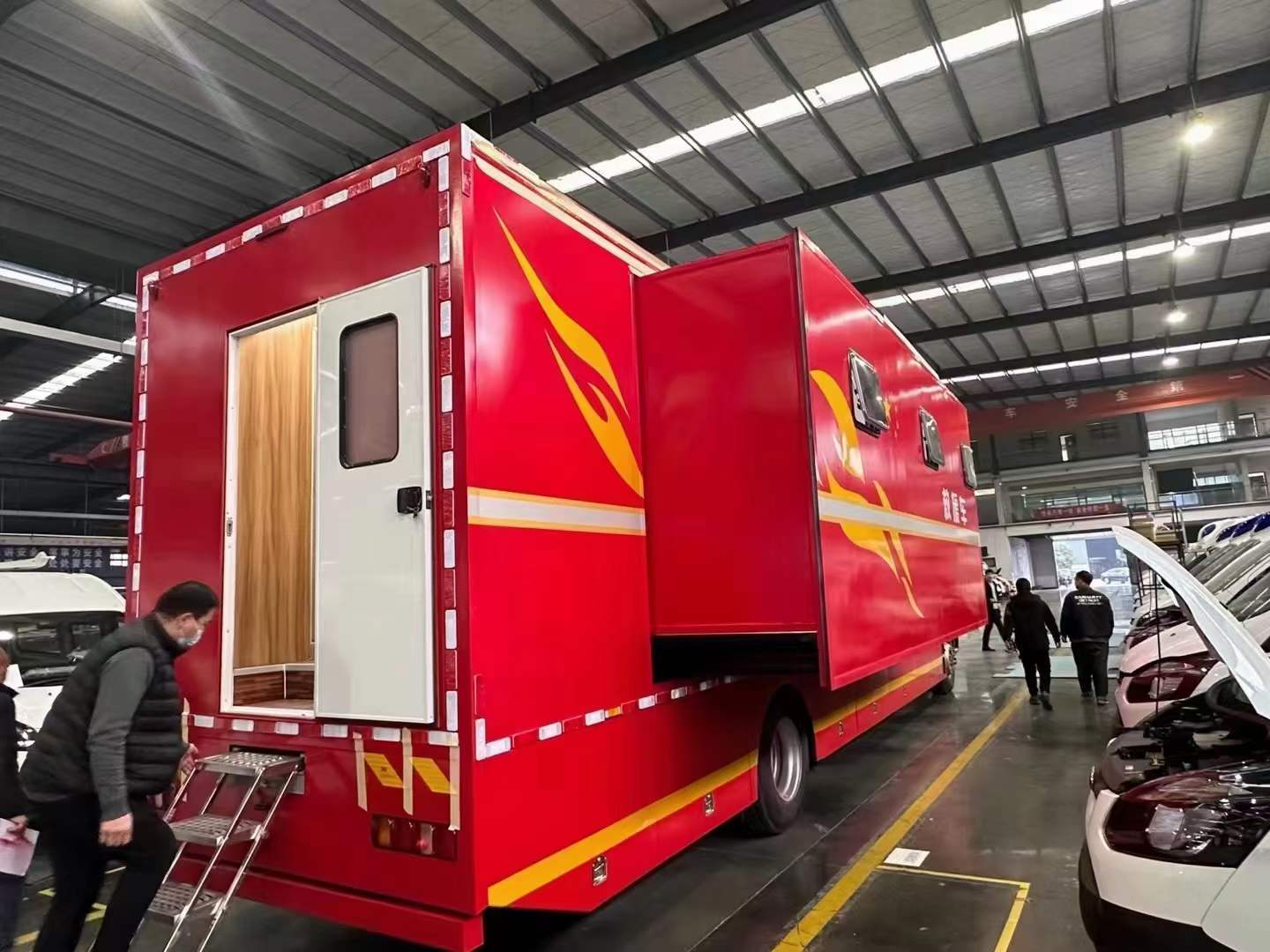 重汽汕德卡擴(kuò)展式宿營車