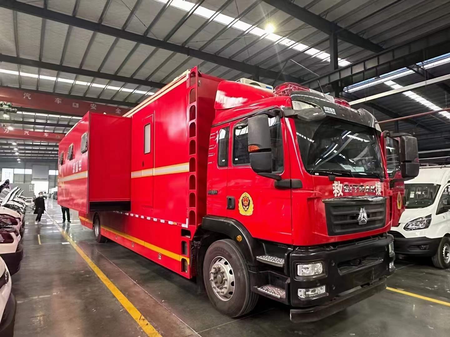 重汽汕德卡擴(kuò)展式宿營車