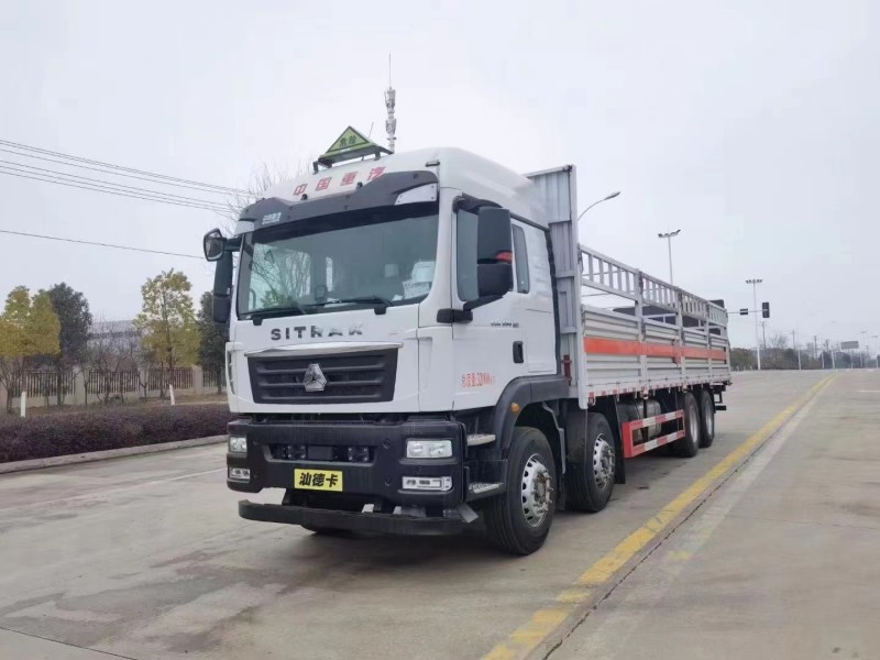 重汽汕德卡9.6米氣瓶運(yùn)輸車