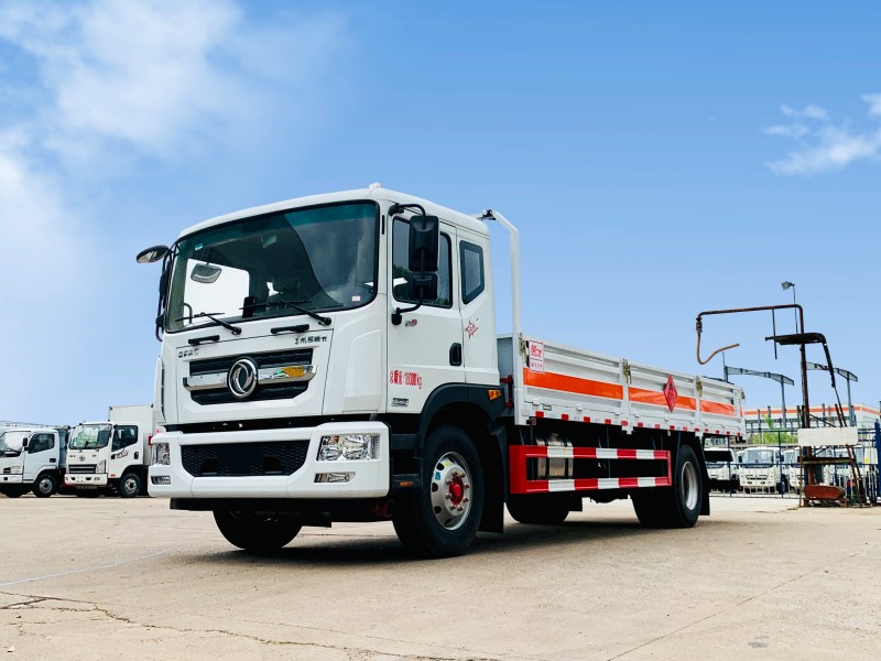 東風(fēng)6.8米D9氣瓶運(yùn)輸車