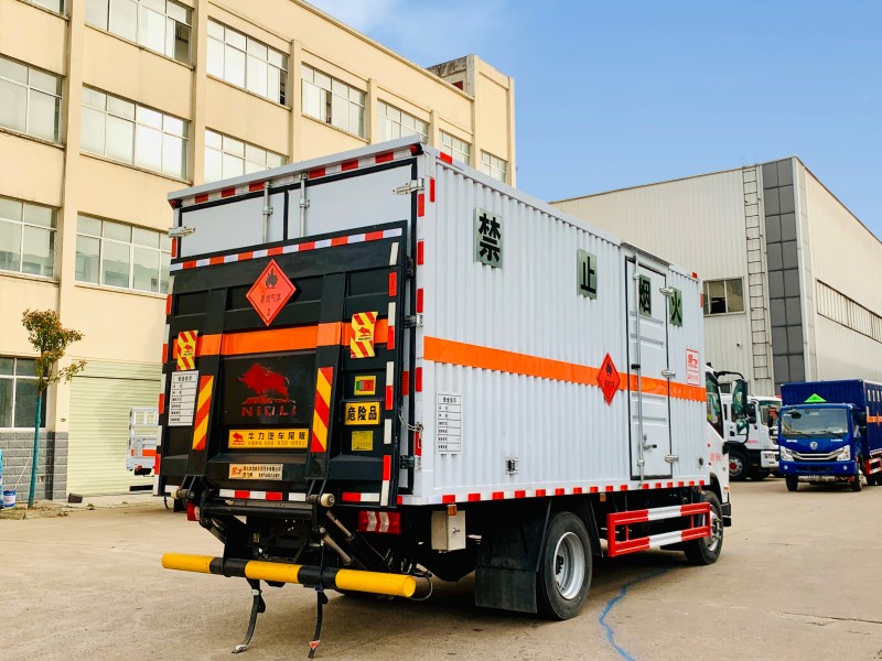 東風(fēng)柳汽5.2米易燃氣體廂式運輸車