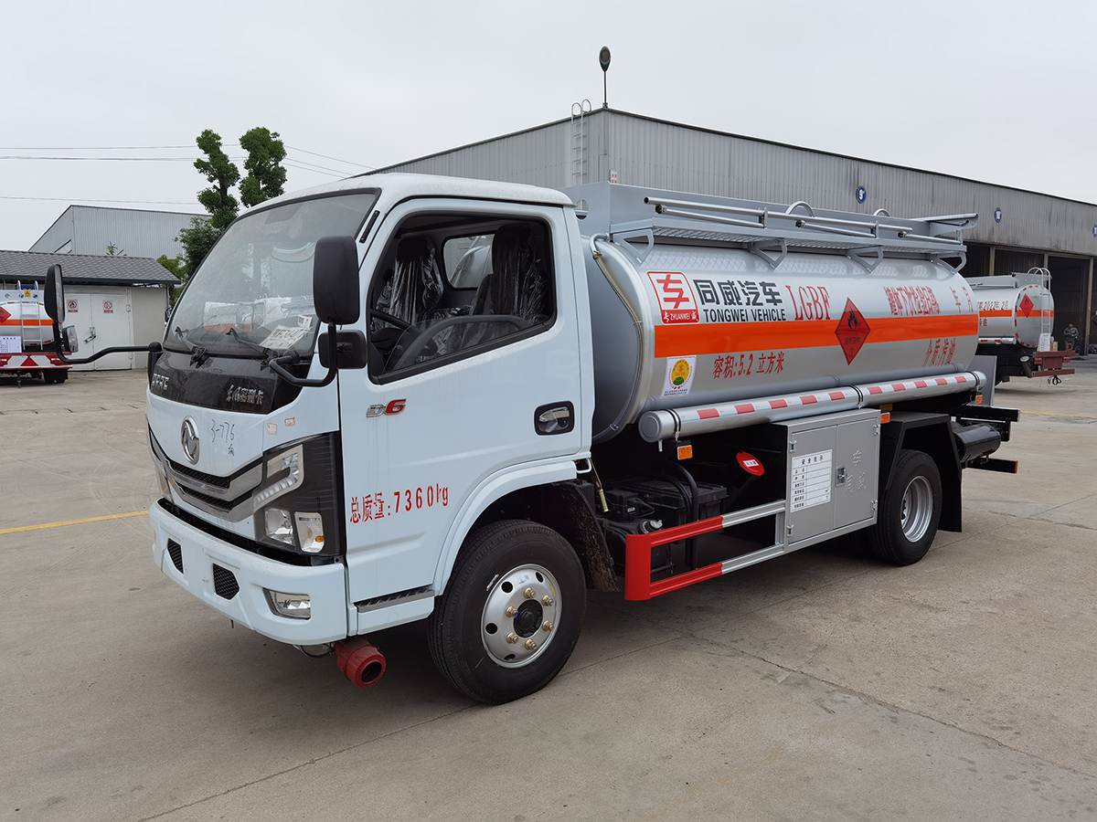 東風多利卡5噸油罐車