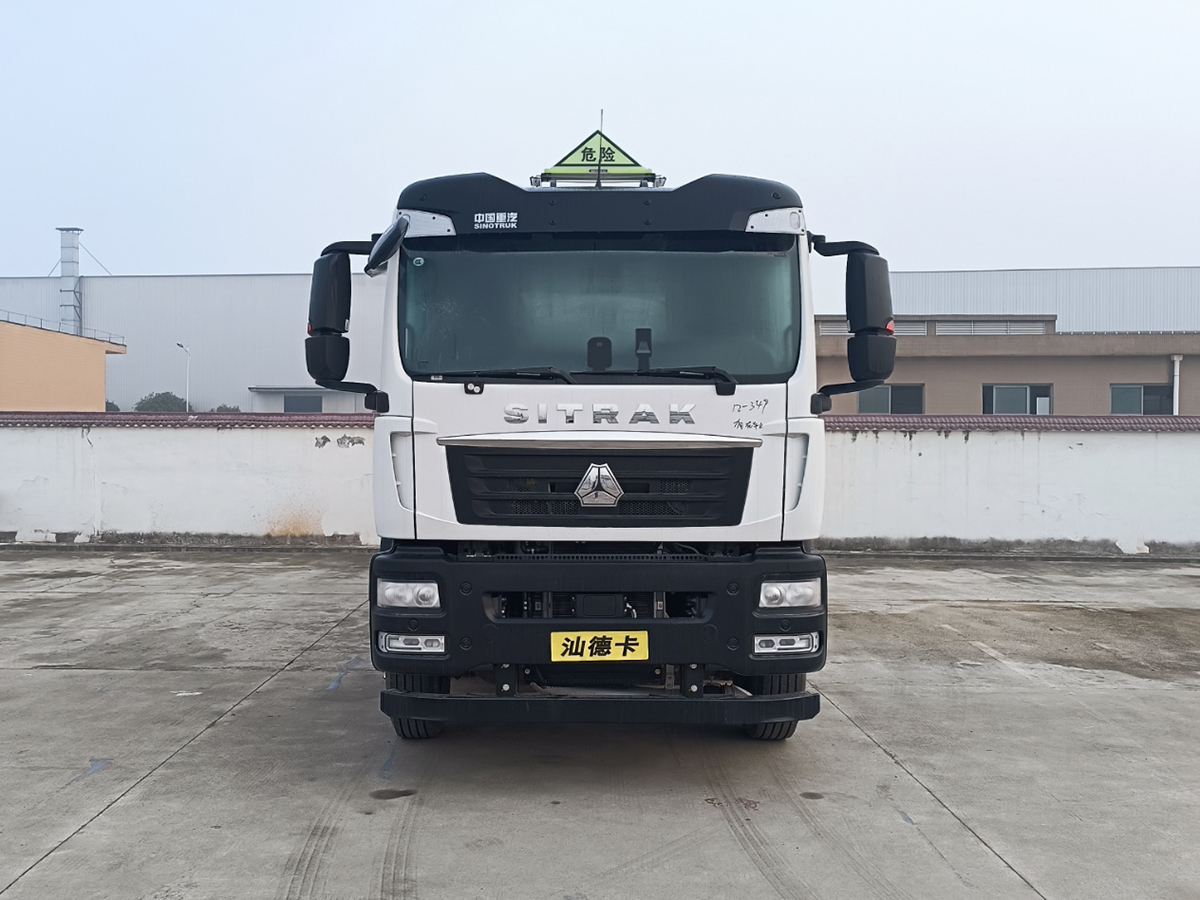 重汽汕德卡前四后八25噸油罐車