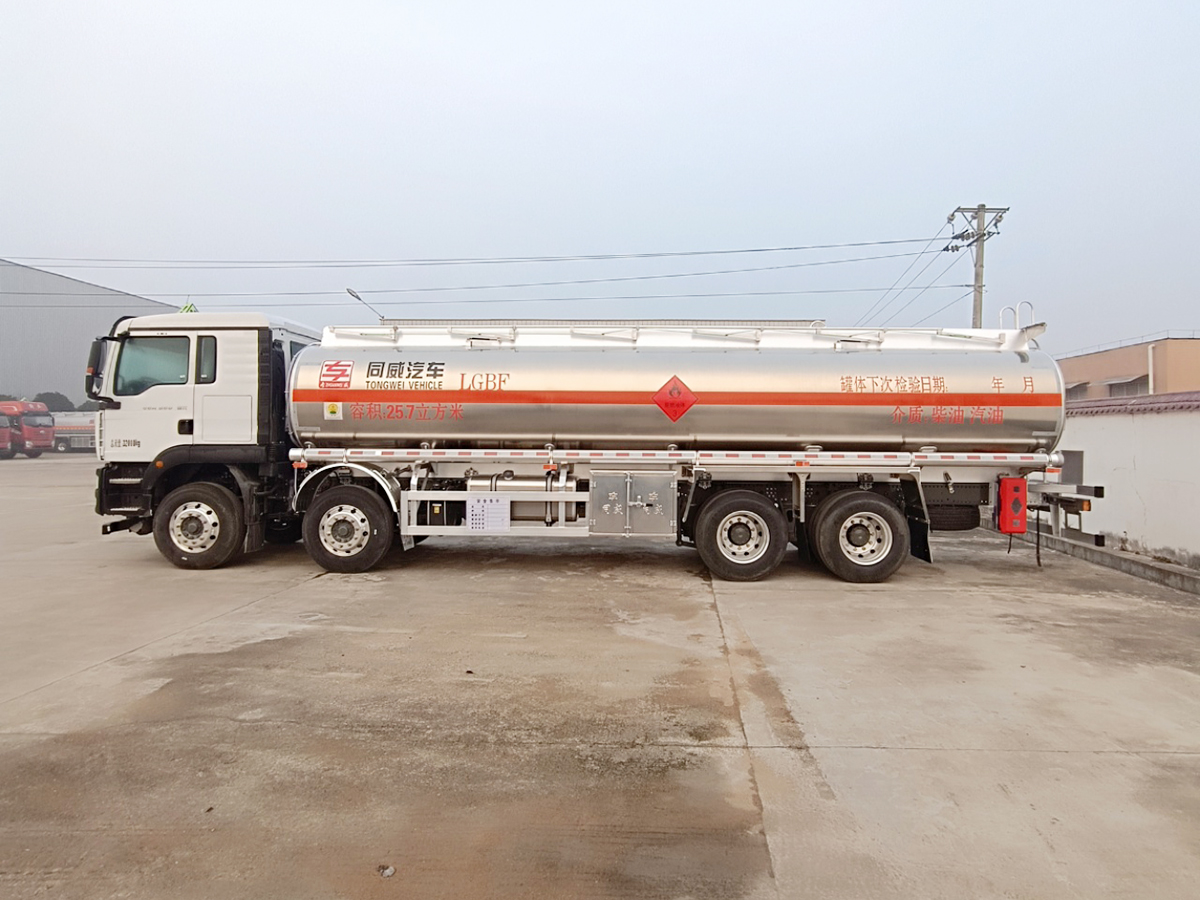 重汽汕德卡前四后八25噸油罐車