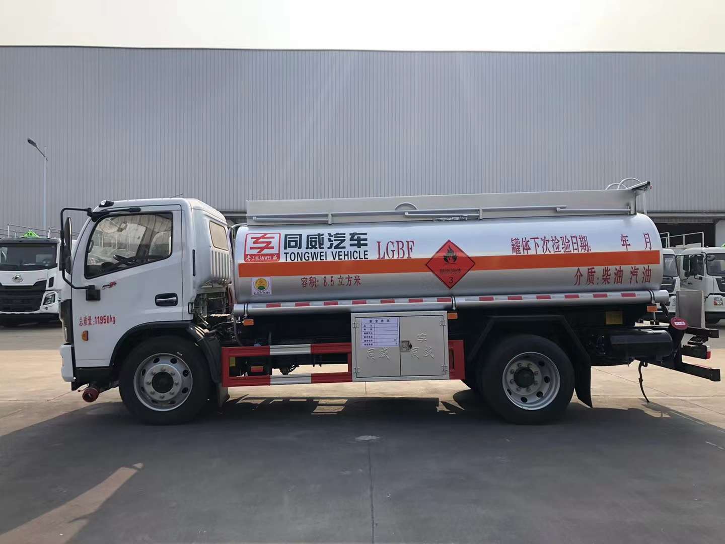 東風(fēng)福瑞卡8噸油罐車