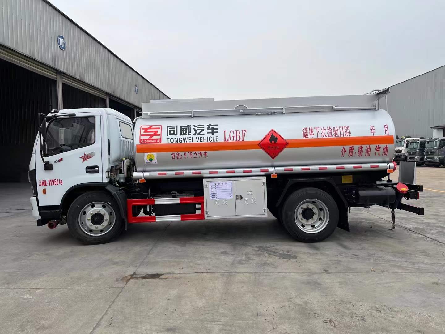 東風(fēng)多利卡8噸油罐車