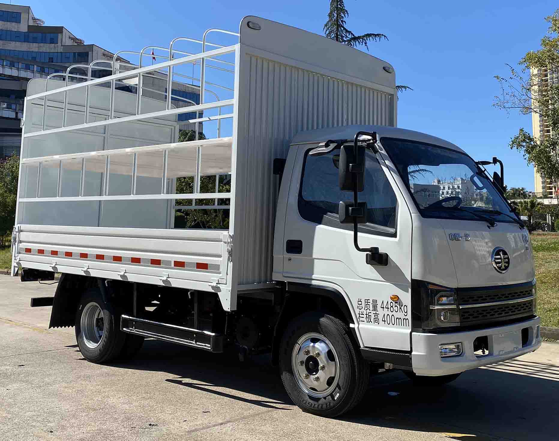 解放牌倉柵式運輸車
