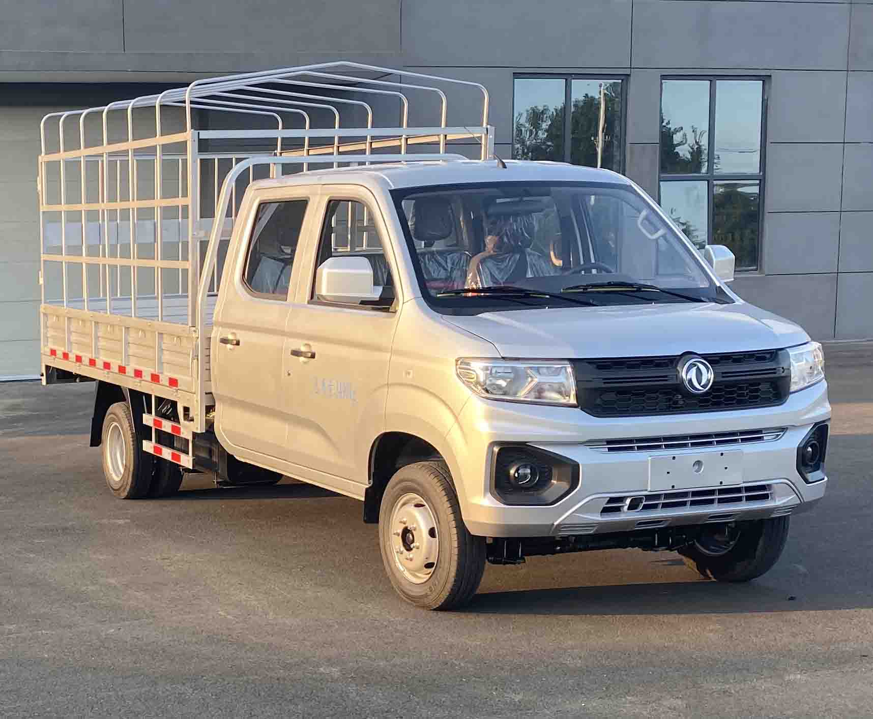 東風牌倉柵式運輸車
